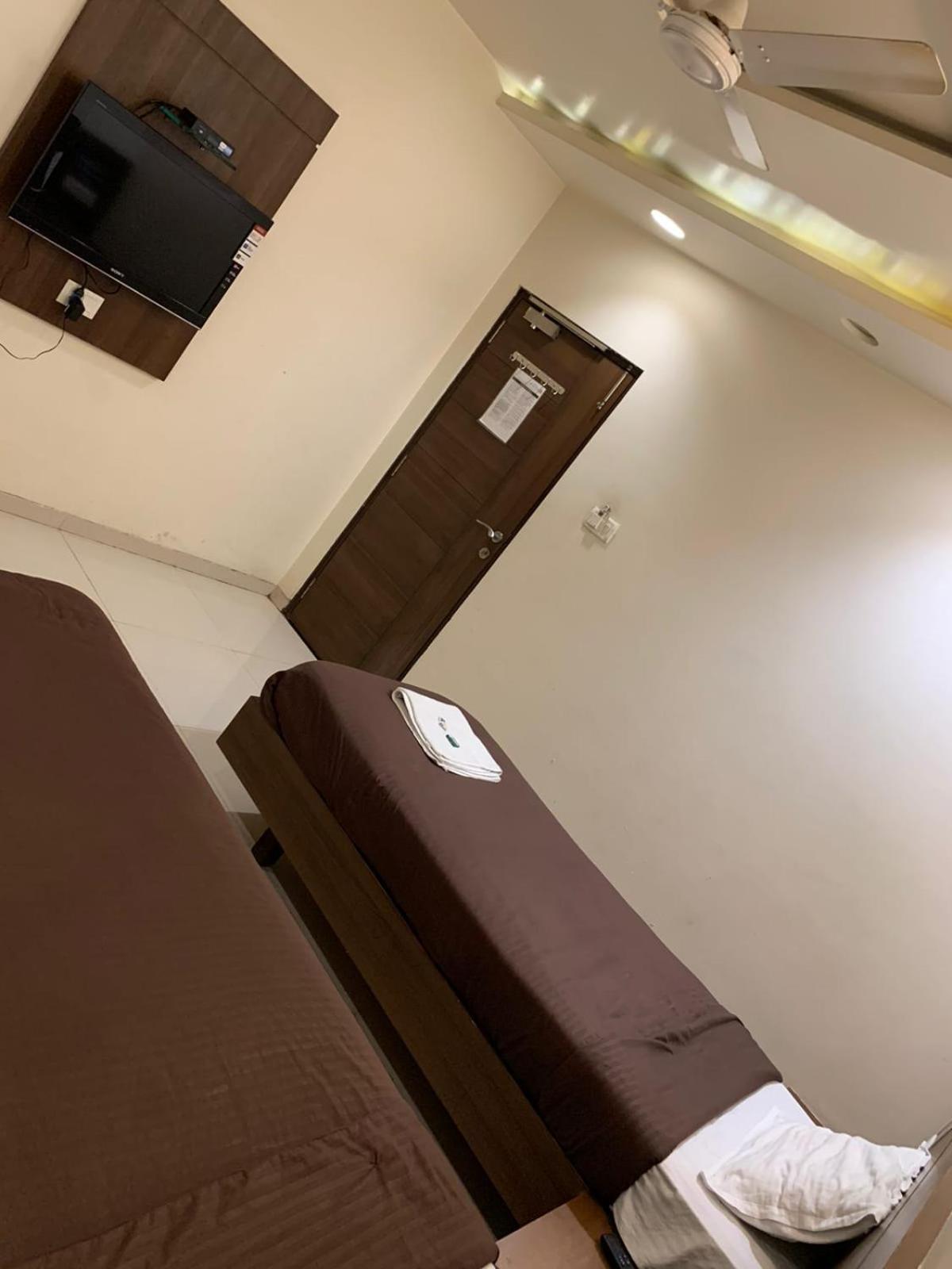 Hotel Sahyog Padra  エクステリア 写真