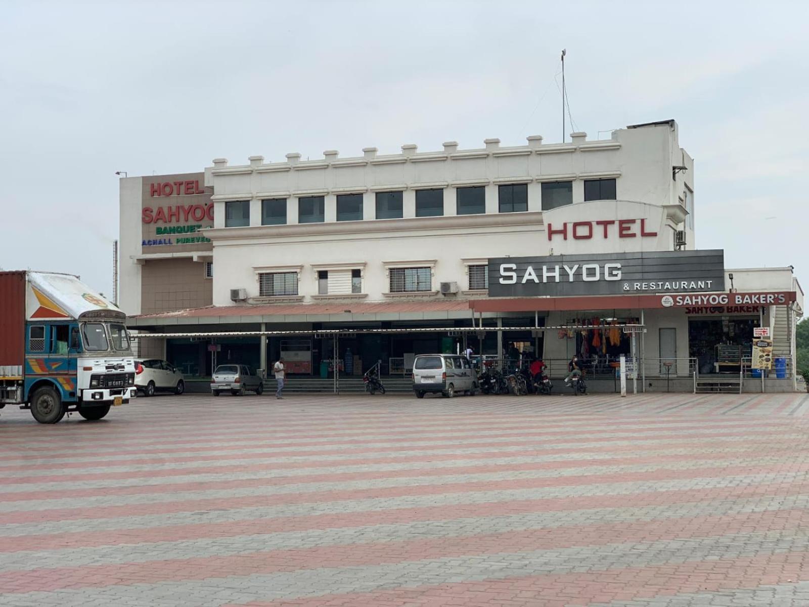 Hotel Sahyog Padra  エクステリア 写真